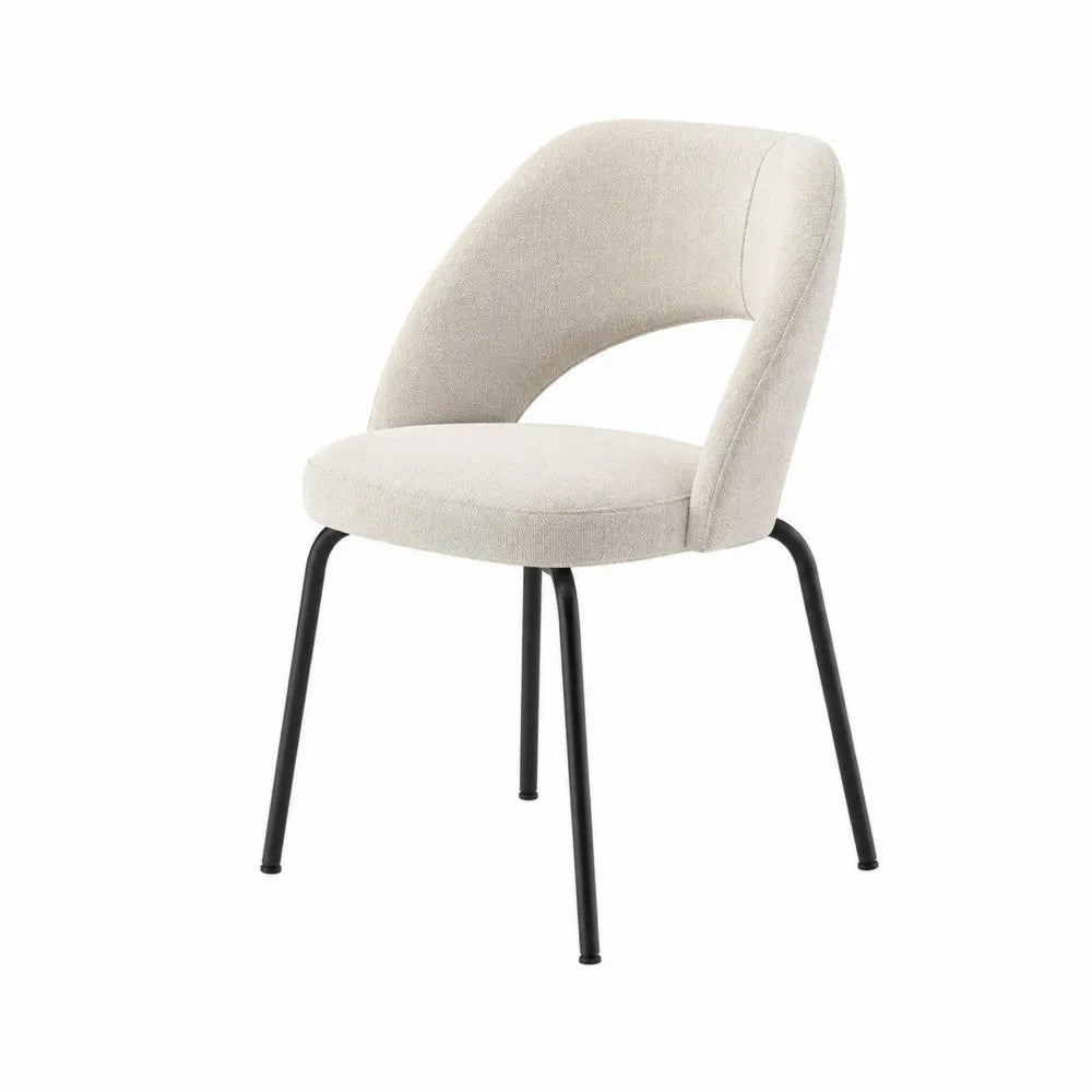 Silla de tela beige con patas de metal negras